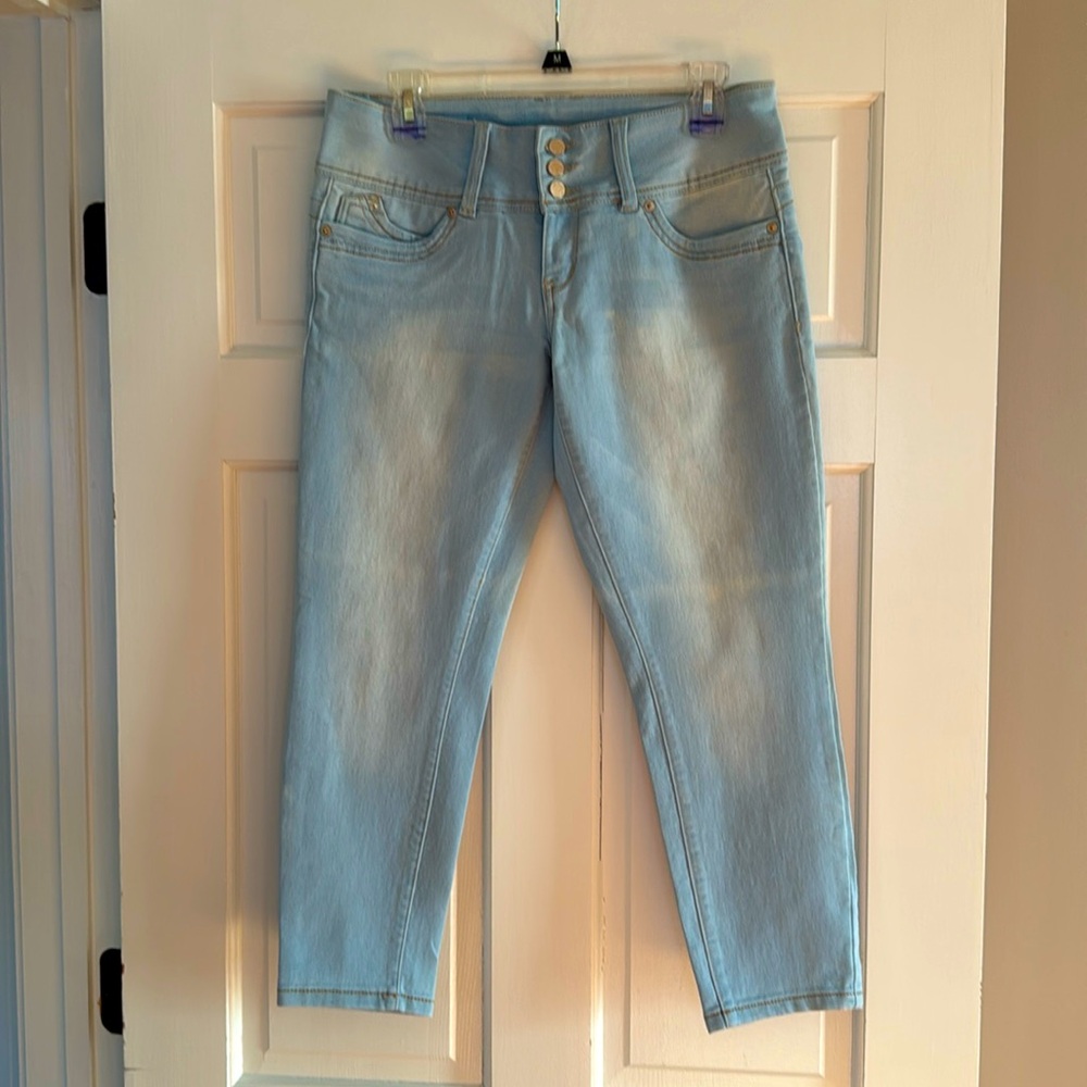 NWOT YMI “WANNA BETTA BUTT” CAPRIS